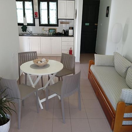 Phoeve Apt-Lovely 1-Br Rental Near The Beach Kalathász Kültér fotó